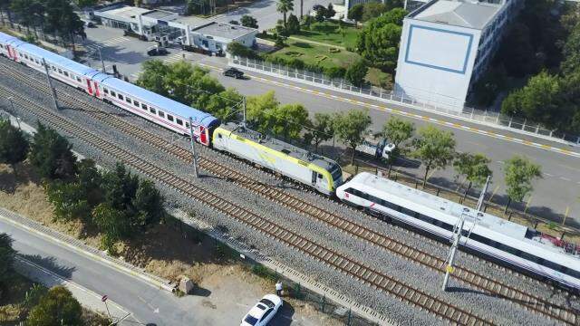 Faciadan dönüldü! Tuzla'da iki tren aynı rayda kafa kafaya geldi