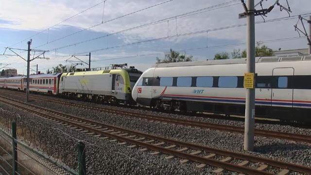 Faciadan dönüldü! Tuzla'da iki tren aynı rayda kafa kafaya geldi