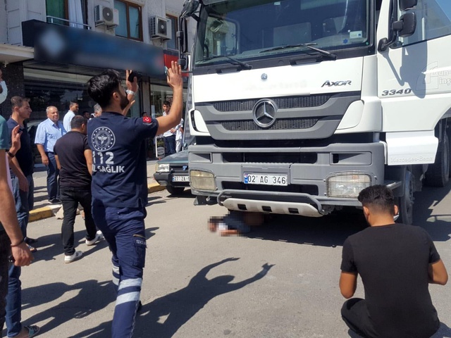 Yaşlı adam, araçların arasından ölüme gitti! Kaza anı anbean kamerada Yaşlı adam, araçların arasından ölüme gitti! Kaza anı anbean kamerada