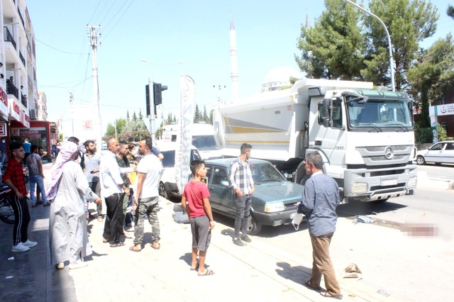 Yaşlı adam, araçların arasından ölüme gitti! Kaza anı anbean kamerada Yaşlı adam, araçların arasından ölüme gitti! Kaza anı anbean kamerada