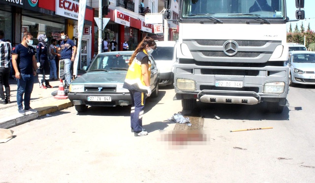 Yaşlı adam, araçların arasından ölüme gitti! Kaza anı anbean kamerada Yaşlı adam, araçların arasından ölüme gitti! Kaza anı anbean kamerada