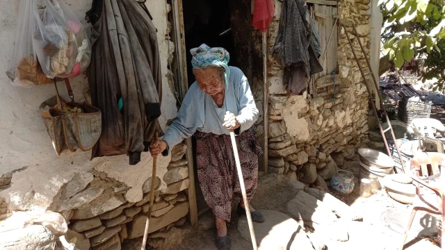 Kocasının vasiyetini yerine getirdi! 'Buradan ayrılma' sözü yüzünden 43 yıldır mağarada yaşıyor