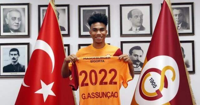 Fenerbahçe'nin efsanesi Alex, Galatasaray'a imza atan Gustavo'yu tebrik etti