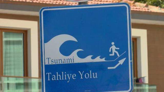 İBB, İstanbul'a 'tsunami tahliye yolu' tabelaları yerleştirmeye başladı! İşte en riskli ilçeler