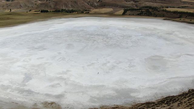 Kuruyan gölde oluşan tabaka kış manzarası oluşturdu! Uzaktan gören kar sanıyor