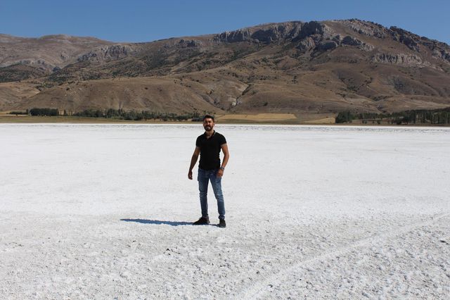 Kuruyan gölde oluşan tabaka kış manzarası oluşturdu! Uzaktan gören kar sanıyor