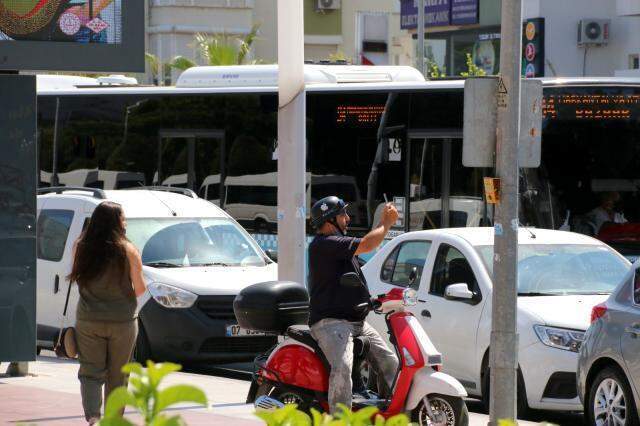 Sevgilisinden ayrılan genç kız çatıya çıktı, vatandaşlar ise görüntü alma yarışına girdi