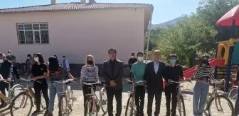 Sivrice Belediye Başkanı Gündoğan, başarılı öğrencilere bisiklet hediye etti