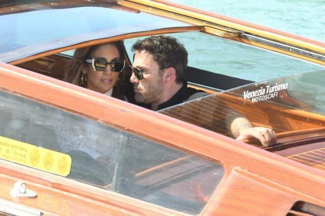 17 yıl sonra barışan Jennifer Lopez ve Ben Affleck, balkonda romantik anlar yaşadı