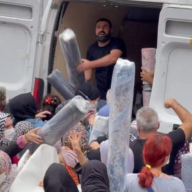 50 liraya satılan halı izdiham oluşturdu! Almak için birbirleriyle yarıştılar