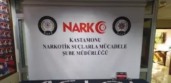 Ele geçirilen haplarla 'Aşı Ol' yazdılar
