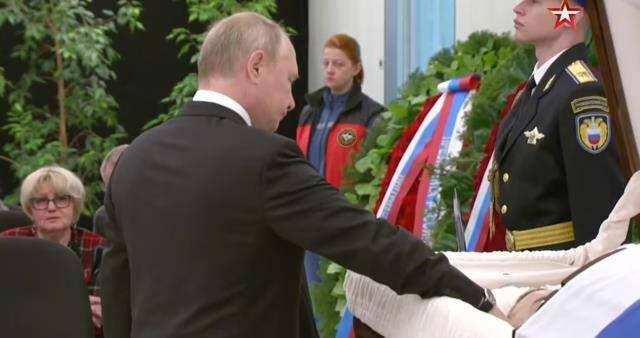 Putin'den çalışma arkadaşına duygusal veda! Tabutun üzerine kapanıp gözyaşı döktü