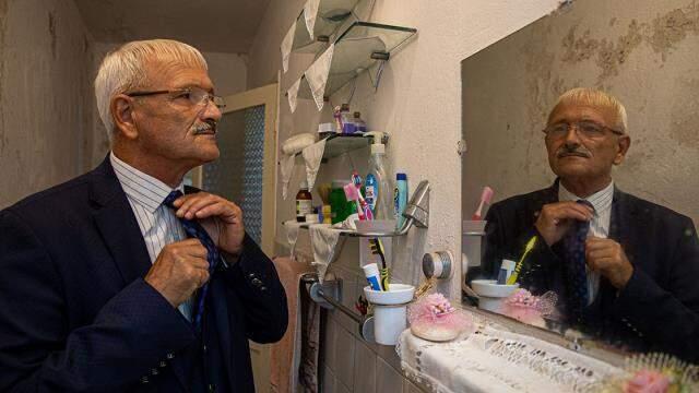 Yaklaşık 50 yıldır kravatını çıkarmayan, yol kenarındaki sıra dışı su satıcısı