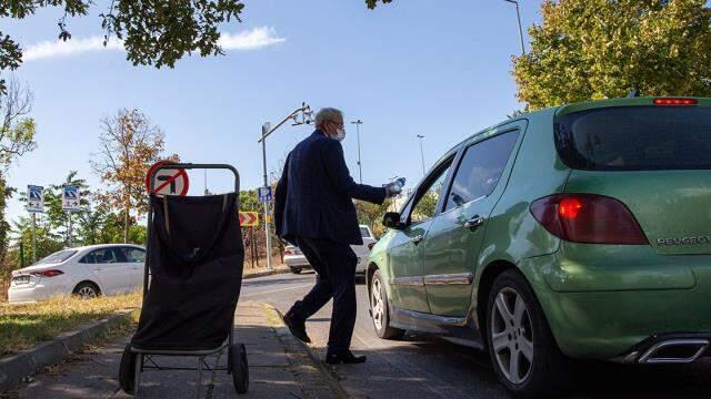 Yaklaşık 50 yıldır kravatını çıkarmayan, yol kenarındaki sıra dışı su satıcısı