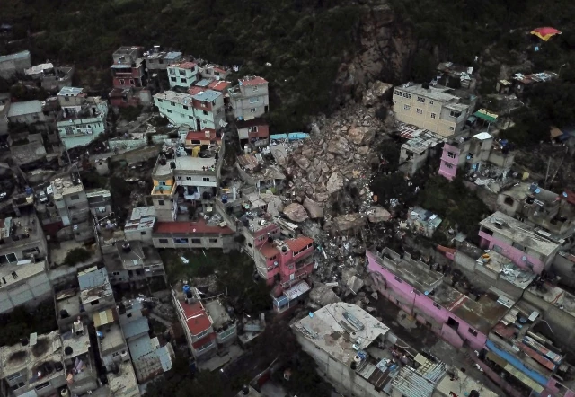 Meksika'da yamaçtan kopan dev kayalar evlerin üzerine düştü: 1 ölü, 10 kayıp