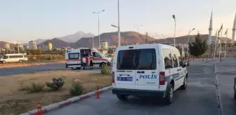 Akaryakıt istasyonunda bıçaklı 'yan bakma' kavgası: 2 yaralı