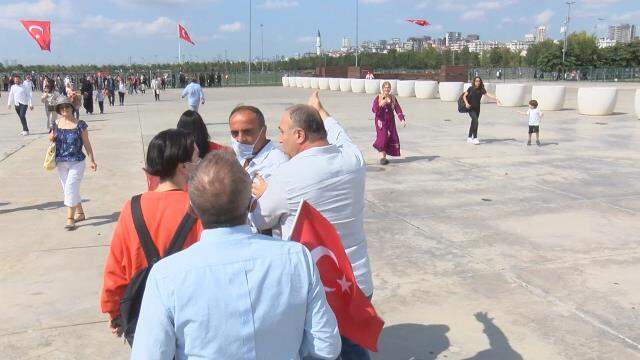 Aşı karşıtı mitinginde olay çıktı! Tepki gösteren bir vatandaşı tartakladılar Aşı karşıtı mitinginde olay çıktı! Tepki gösteren bir vatandaşı tartakladılar