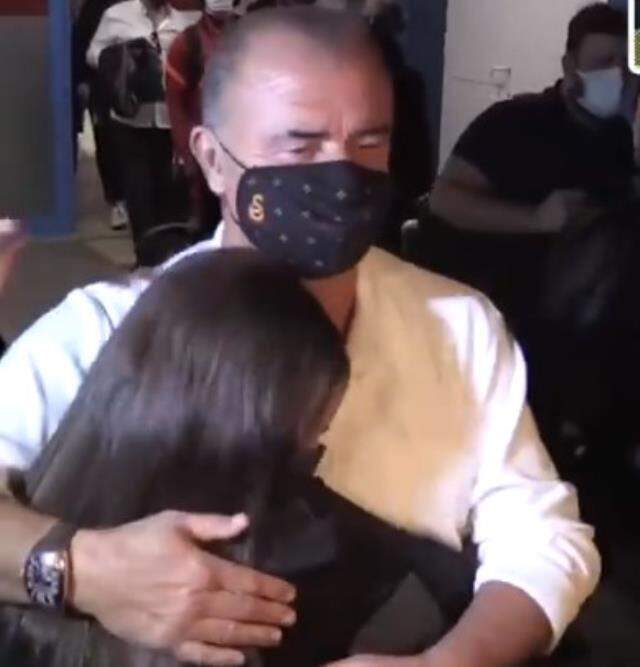 Fatih Terim, kendisini görmek için gözyaşı döken genç kızın isteğini kırmadı Fatih Terim, kendisini görmek için gözyaşı döken genç kızın isteğini kırmadı