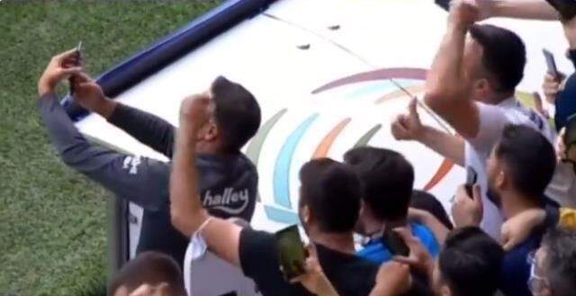 Fenerbahçe'nin teknik direktörü Vitor Pereira taraftarlar ile fotoğraf çektirdi, ortalık yıkıldı