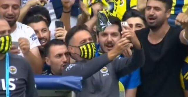 Fenerbahçe'nin teknik direktörü Vitor Pereira taraftarlar ile fotoğraf çektirdi, ortalık yıkıldı