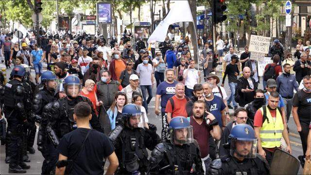 Fransa'da aşı karşıtları sokaklara döküldü! Siviller, protestoculara tepki gösterince ortalık savaş alanına döndü Fransa'da aşı karşıtları sokaklara döküldü! Siviller, protestoculara tepki gösterince ortalık savaş alanına döndü