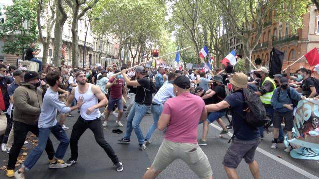 Fransa'da aşı karşıtları sokaklara döküldü! Siviller, protestoculara tepki gösterince ortalık savaş alanına döndü Fransa'da aşı karşıtları sokaklara döküldü! Siviller, protestoculara tepki gösterince ortalık savaş alanına döndü
