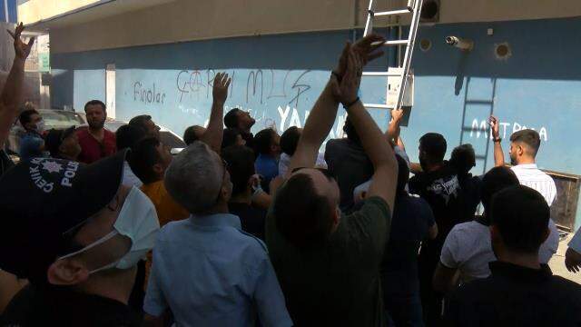 İçinde öğrencilerin de bulunduğu 6 katlı binada yangın çıktı! 15 kişi hastaneye kaldırıldı İçinde öğrencilerin de bulunduğu 6 katlı binada yangın çıktı! 15 kişi hastaneye kaldırıldı