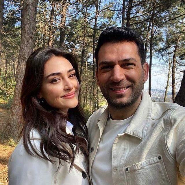 Esra Bilgiç in derin yırtmaçlı elbisesiyle verdiği poz yarım  