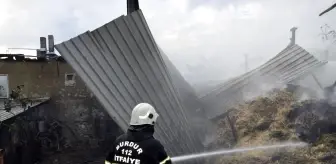 Çendik köyünde yangın: Bir ev, ahır ve 700 saman balyası kül oldu