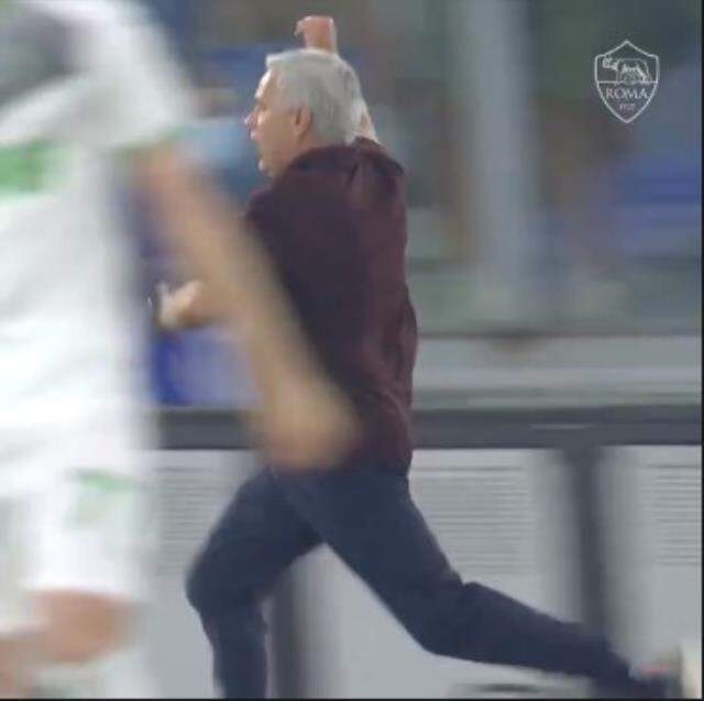 Çılgın Mourinho! 1000'inci maçında son anda gelen zafer golüyle Usain Bolt gibi depar attı Çılgın Mourinho! 1000'inci maçında son anda gelen zafer golüyle Usain Bolt gibi depar attı