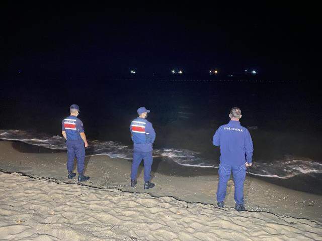Deniz üzerindeki insan bedenine benzeyen cisim ihbarı ekipleri harekete geçirdi Deniz üzerindeki insan bedenine benzeyen cisim ihbarı ekipleri harekete geçirdi