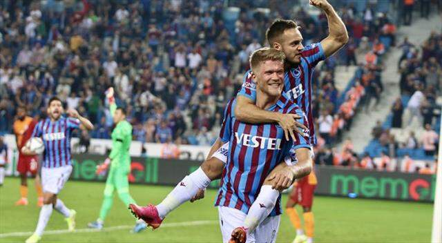 Fatih Terim, gol attıktan sonra önünden geçen Trabzonlu Cornelius'u tebrik etti Fatih Terim, gol attıktan sonra önünden geçen Trabzonlu Cornelius'u tebrik etti