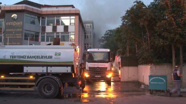 İstanbul'da yanan yatak fabrikası 5 saatlik çalışmanın sonunda söndürüldü İstanbul'da yanan yatak fabrikası 5 saatlik çalışmanın sonunda söndürüldü
