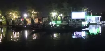 Seyhan Nehri üzerinde gondolda film izleme keyfi
