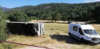 Tur otobüsü öğrenci servisine çarptı: 1 ölü, 49 yaralı