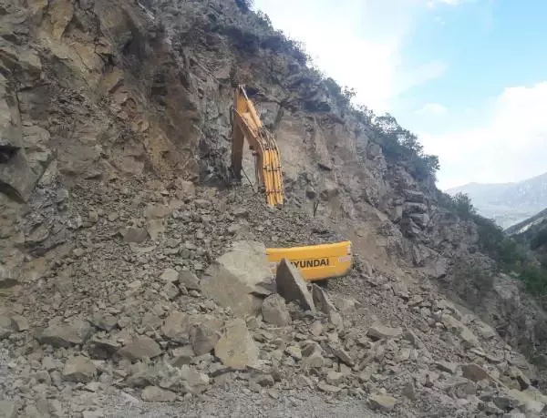 Yol çalışması sırasında acı olay! Dağdan kopan kayaların altında kalan operatör can verdi