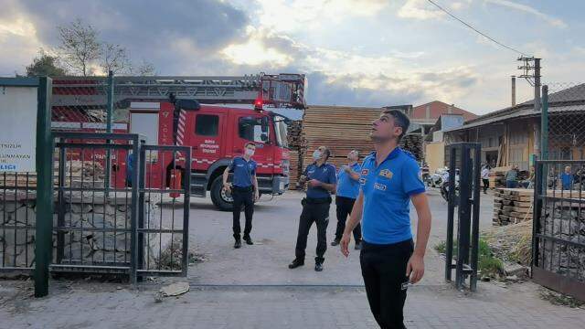Alkolü alınca dünyadan koptu! 10. katta sızan şahıs polislerin seslenmesiyle uyandı Alkolü alınca dünyadan koptu! 10. katta sızan şahıs polislerin seslenmesiyle uyandı