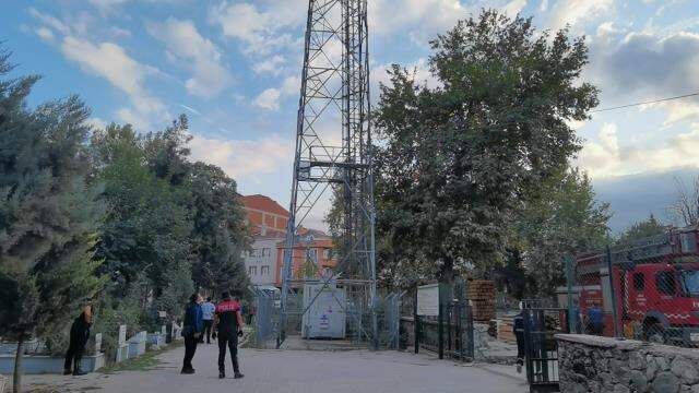 Alkolü alınca dünyadan koptu! 10. katta sızan şahıs polislerin seslenmesiyle uyandı Alkolü alınca dünyadan koptu! 10. katta sızan şahıs polislerin seslenmesiyle uyandı