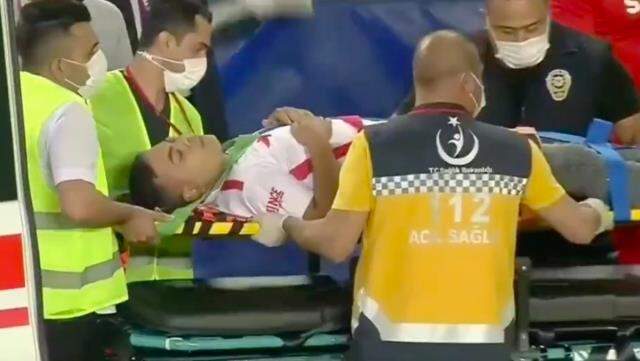 Caulker'ın attığı formayı almak isterken tribünden düşen Gaziantepli taraftar, hastanelik oldu Caulker'ın attığı formayı almak isterken tribünden düşen Gaziantepli taraftar, hastanelik oldu