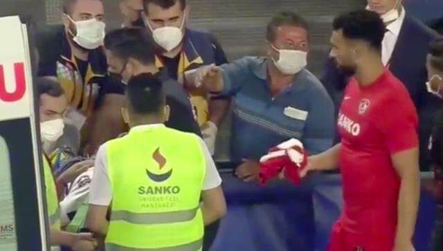 Caulker'ın attığı formayı almak isterken tribünden düşen Gaziantepli taraftar, hastanelik oldu Caulker'ın attığı formayı almak isterken tribünden düşen Gaziantepli taraftar, hastanelik oldu