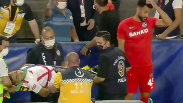 Caulker'ın attığı formayı almak isterken tribünden düşen Gaziantepli taraftar, hastanelik oldu Caulker'ın attığı formayı almak isterken tribünden düşen Gaziantepli taraftar, hastanelik oldu