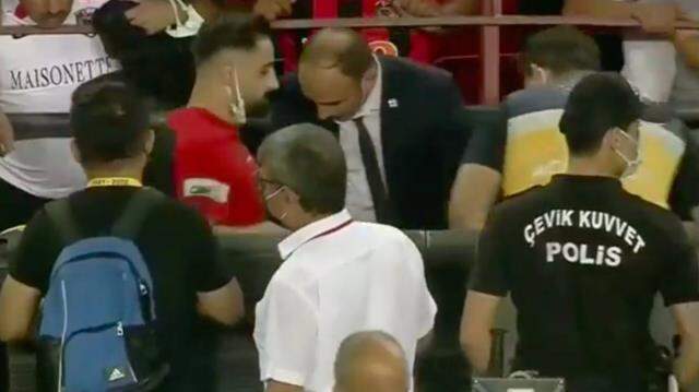 Caulker'ın attığı formayı almak isterken tribünden düşen Gaziantepli taraftar, hastanelik oldu Caulker'ın attığı formayı almak isterken tribünden düşen Gaziantepli taraftar, hastanelik oldu