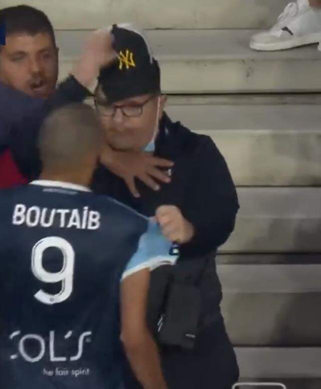 Malatyaspor'un eski futbolcusu Boutaib, maç oynanırken tribüne çıkıp seyirciyle kavga etti