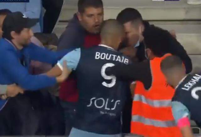 Malatyaspor'un eski futbolcusu Boutaib, maç oynanırken tribüne çıkıp seyirciyle kavga etti