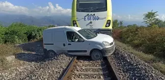 Hatay'da yük treni hafif ticari araca çarptı: 2 yaralı