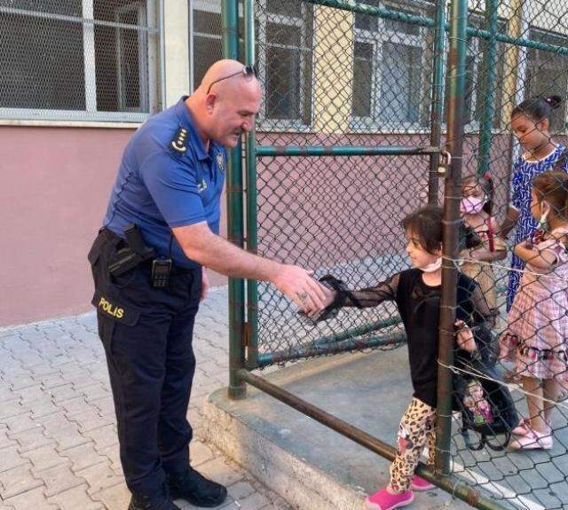Siirt Emniyet Müdürü Yılmaz, ziyaret ettiği okulda öğrencilerin elini öptü Siirt Emniyet Müdürü Yılmaz, ziyaret ettiği okulda öğrencilerin elini öptü
