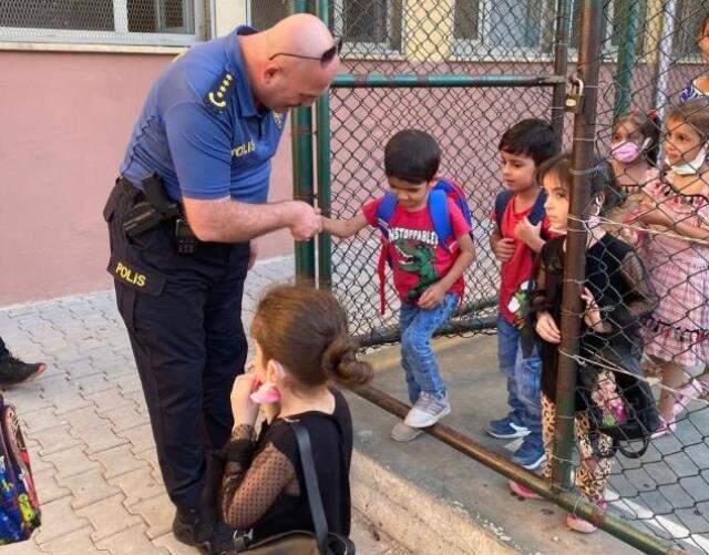 Siirt Emniyet Müdürü Yılmaz, ziyaret ettiği okulda öğrencilerin elini öptü Siirt Emniyet Müdürü Yılmaz, ziyaret ettiği okulda öğrencilerin elini öptü