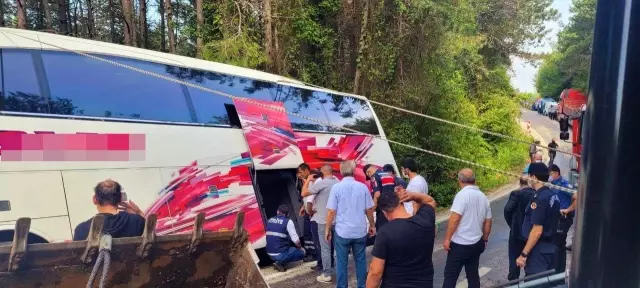 35 yolcusu bulunan otobüs, uçurumun kenarında asılı kaldı