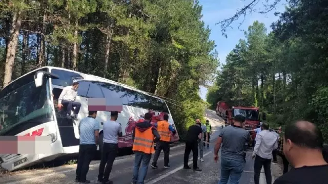 35 yolcusu bulunan otobüs, uçurumun kenarında asılı kaldı