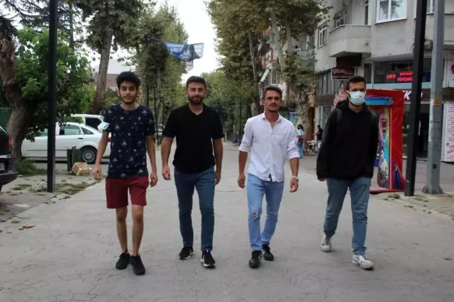 Ev kiralarına tepki için üniversite kapısına yatak koyup yatan öğrenciler sosyal medyada viral oldu